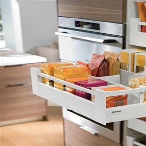 در کابینت ریلی