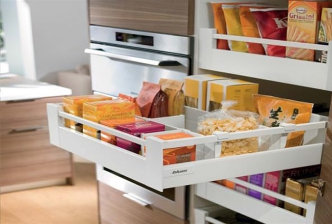 در کابینت ریلی